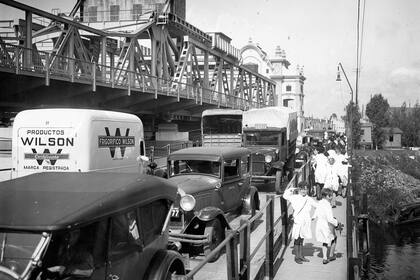 Cruce de vehículos sobre el viejo Puente Alsina, el 22 de abril de 1938.