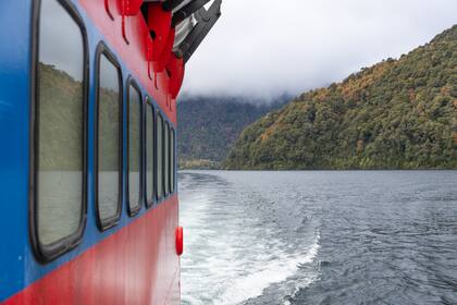 Cruce en barco por el lago Pirehueico