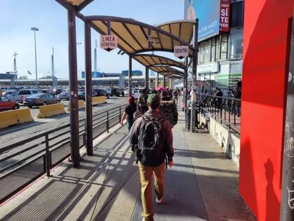 Cruce peatonal desde Tijuana, México, a San Ysidro, Estados Unidos, el 15 de marzo de 2022