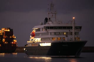 Crucero afectado por hantavirus llega a Tenerife, en el archipiélago español de las islas Canarias