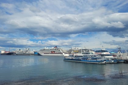 Cruceros y embarcaciones en el puerto de Ushuaia. Su llegada no se interrumpió con la intervención de las instalaciones portuarias.