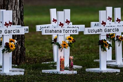 Cruces de las víctimas del tiroteo en Texas (Photo by CHANDAN KHANNA / AFP)