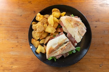 Crudo y rúcula, para comer de paso en el Bar Rayuela.