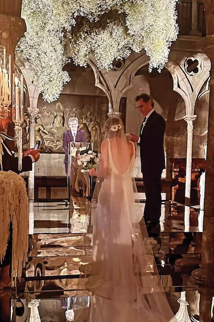 Crudup recibe a su mujer- que deslumbró con su espalda al descubierto- en el altar de la Capilla Gótica y Claustro Romántico del Instituto Cultural Helénico de la Ciudad de México.