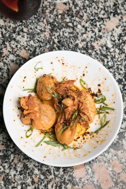 Crujientes wonton (pollo, panceta, jengibre, negui y chili oil).