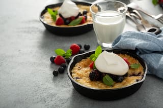 Crumble con frutas asadas, coco, dátiles y avena