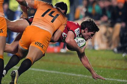 Tackle de Matías Moroni al ataque de Crusaders