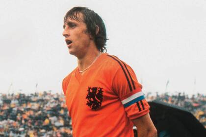 Cruyff, entre Puma y Adidas, tapaba una de las tiras de la camiseta.