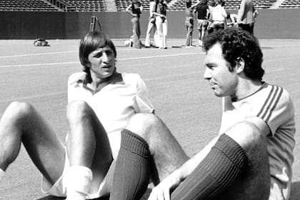 El inolvidable holandés Johan Cruyff junto con Franz Beckenbauer