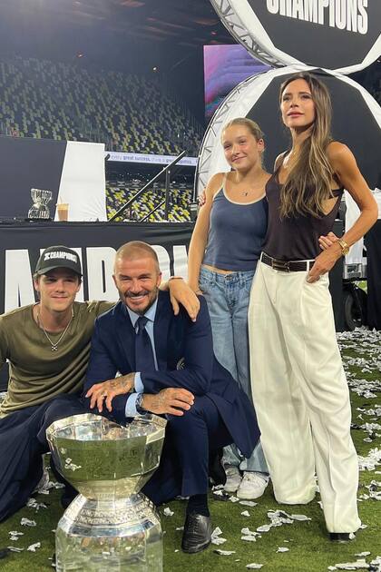 Cruz abraza a su padre, que se apoya en el trofeo de la Leagues Cup conquistada por el Inter Miami, mientras Harper posa con su madre.