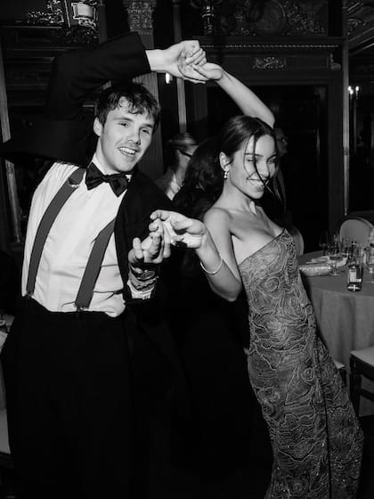 Cruz, bailando con
su novia, Jackie Apostel, impactante con un diseño de
Giorgio Armani