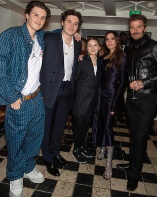 Cruz, Brooklyn, Harper, Victoria y David, tras el desfile de la diseñadora en el Fashion Week parisino.