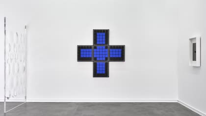 Cruz cobalto, de Jesús Rafael Soto (centro), junto a un acrílico de Polesello (izq,)