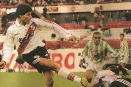 Cruz con la camiseta de River, contra Banfield, en el Monumental