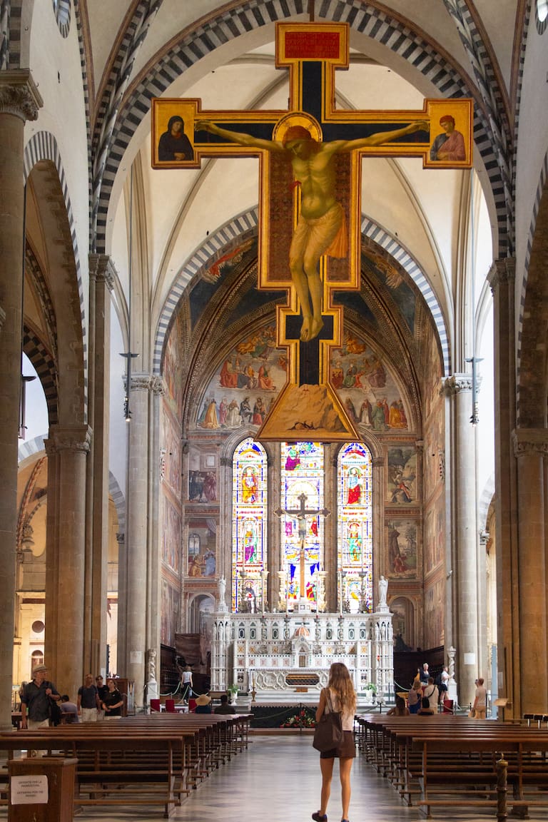 En Santa María Novella pueden apreciarse hermosas obras renacentistas, como el crucifijo de Giotto, hecho por Michelangelo cuando tenía unos 17 años.