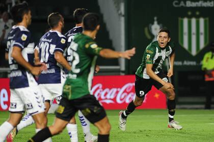 Cruz, de penal, anotó el 3-0 para Banfield ante Gimnasia.