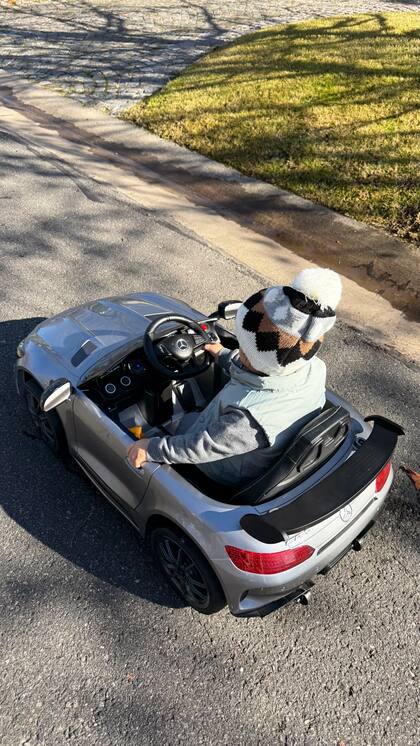 Cruz estrenó su regalo: un mini auto (Foto: Instagram @nikitaneumannoficial)