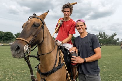 Cruz Heguy, que este año fue finalista del Abierto de Polo de Palermo defendiendo los colores de Ellerstina Indios Chapaleufú, posó con Justo Sánchez Granel