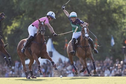 Cruz Heguy se interpone en el camino de 'Barto' Castagnola, que reclama prioridad a la bocha; el de Cañuelas ganó por primera vez Tortugas, y su contrincante jugó su primera final de Triple Corona.