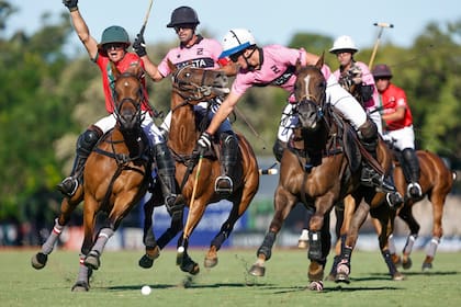 Cruz Heguy va por la bocha delante de Ignatius Du Plessis en la resolución de la zona B de Palermo; el jueves, Ellerstina-Indios Chapaleufú revirtió un 4-9 frente a La Irenita-La Hache hasta el 13-12 definitivo.