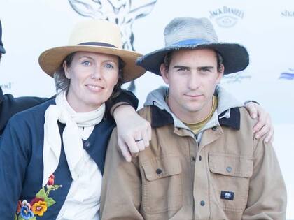 Cruz Novillo Astrada y su madre, Ernestina Anchorena