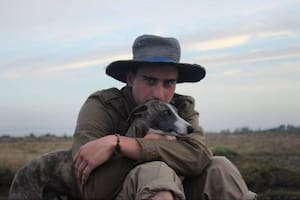 Cruz Novillo junto a su perro, Sombra. Foto: Instagram (cruznovillo1)