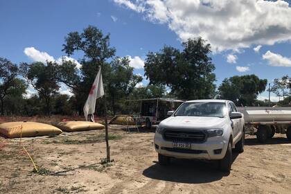 Cruz Roja Argentina es la que hoy en día le hace llegar el agua a Paulo y su familia. Esta entidad tiene instalada una planta potabilizadora de agua en el territorio que lleva distribuidos más de 8 millones de litros con una capacidad de hasta 60.000 litros por día