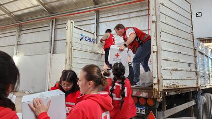 Cruz Roja distribuye cajas de alimentos que compra con las donaciones hechas por la sociedad