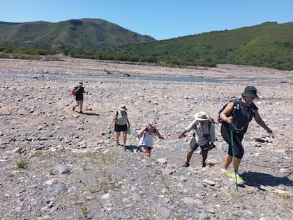 Cruzando a piel el Río La Caldera, rumbo a Vaqueros, en Salta.