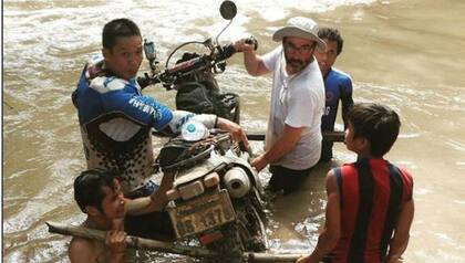 Cruzando las motos en un brazo del río Mekong, en Vietnam, con bastante ayuda. Rolling the world 8