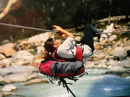 Cruzando un río con mochila al hombro, allá a principios de los años 90.