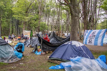 Cruzar el Estrecho de Magallanes en balsa, convertir el viaje en Luna de Miel y financiar el recorrido con artesanías son algunas de las estrategias desplegadas por los miles de fanáticos de la banda de rock La Renga que viajaron desde distintos puntos del país en avión, en auto, en moto, en micro o a dedo por toda la Patagonia para llegar al recital que la emblemática agrupación liderada por Gustavo "Chizzo" Nápoli brindará mañana en la ciudad de Ushuaia, en Tierra del Fuego.