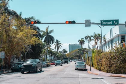 Cruzar un semáforo en rojo en Miami podría llevar al conductor a recibir una multa de tránsito