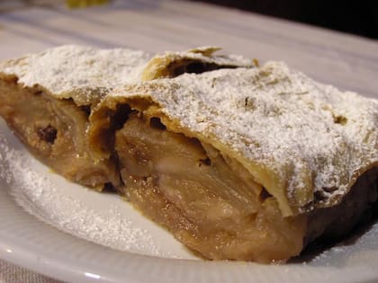 "Cruzaron miradas y se rieron mientras charlaban de lo delicioso que había resultado el strudel".