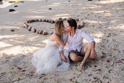 Crystal Harris, la viuda de Hugh Hefner, y su esposo, James Ward