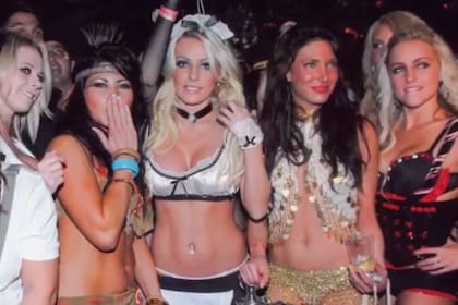 Crystal Hefner conoció a Hugh Hefner en una fiesta de Halloween, en el año 2008; ella tenía 21 años y él, 81