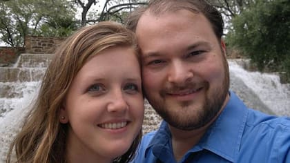 Crystal Holcombe y su esposo