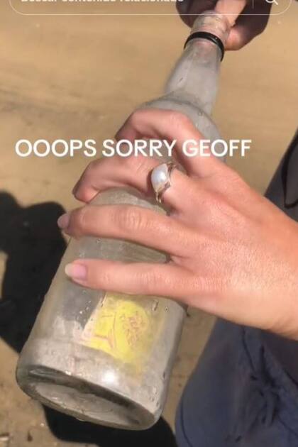 Crystal, la joven australiana, recibió la botella que flotaba en el mar de manos de su pareja y la abrió