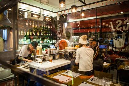 CSJ, La Vermutería: barra de mármol, tapas a la vista y estantes con aperitivos. Autor: Xavier Martín