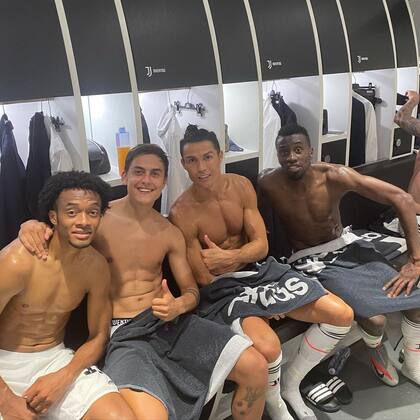 Cuadrado, Dybala, Ronaldo y Matuidi en el vestuario de Juventus. Crédito: Instagram