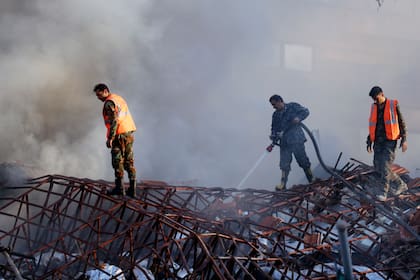 Cuadrillas de rescate trabajan en un edificio derruido por un bombardeo israelí en Damasco, Siria, el lunes 1 de abril de 2024. (AP Foto/Omar Sanadiki)