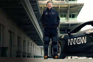 Cuadriplégico desde hace 20 años tras sufrir un accidente en Indy Car, Sam Schmidt utiliza un exoesqueleto y los sistemas de Arrow Electronics para volver a manejar un auto de competición