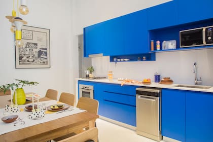 Cuadro de Carolina Bozzano, comprado en la tienda de arte y diseño Somos Yunta, detrás de la mesa puesta con vajilla Colbo.