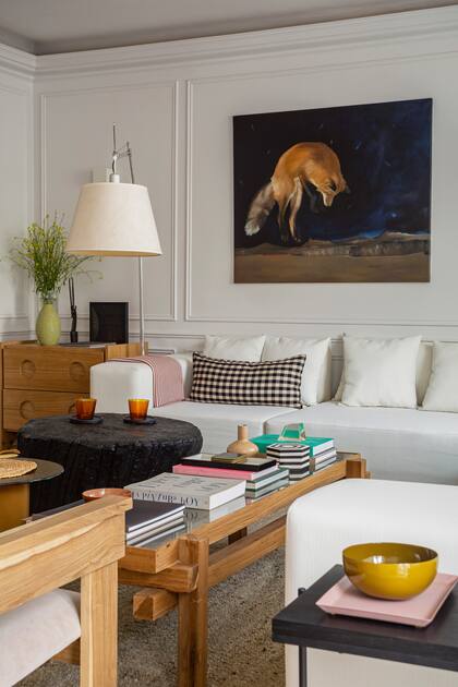 Cuadro de Majo Caporaletti. Lámpara ‘Tolomeo’ (Artemide). Los almohadones con mix de estampas son de Bull, algunos con textiles de Luna Oks.
