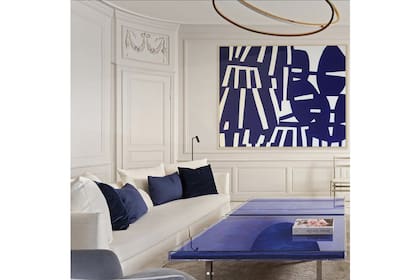 Cuadro de motivo abstracto hecho a medida para este living clásico con detalles modernos en azul, como las geniales mesas ratonas.