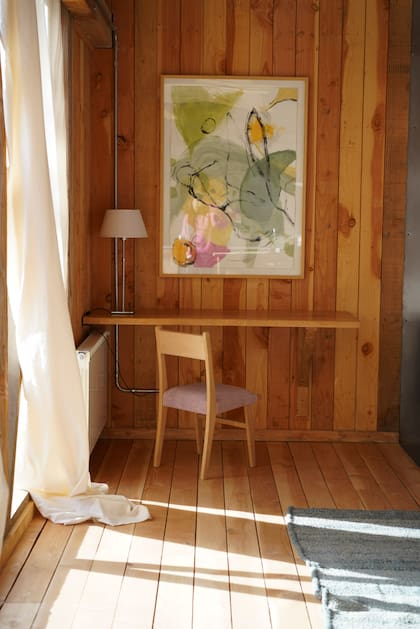 Cuadro de Romina Bianchi y silla de lenga tapizada en picote teñido a mano con cochinilla por Taller de Rodríguez.