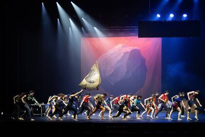 Cuadro inicial de esta obra de Lisi Estaras: una especie de guerreros vienen triunfantes de una guerra