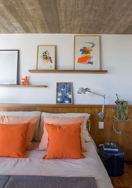 Cuadros, arriba: obra conjunta entre Kalil Llamazares y Laura Saint-Agne y collage de Laura Saint-Agne de la serie “Rescates"; abajo, obra azul con la técnica de cianotipia (Anna Experimental). Almohadones (Mercedes Segura).