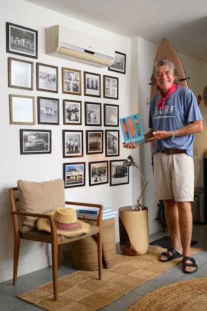 Cuadros con imágenes de surf y una tabla de diseño único (Occidente Studio) forman parte del espacio que Dotto armó en honor a Aguerre, el argentino que dio impulso a ese deporte. Una silla de madera que armoniza con una lámpara cromada y una alfombra de yute completan este rincón.