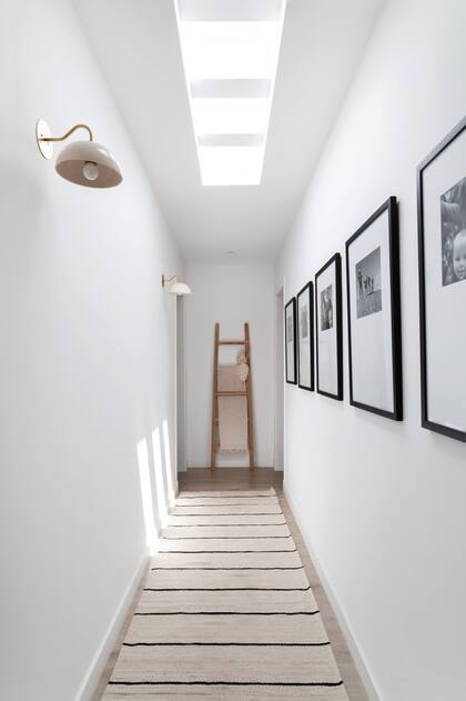 Cuadros (Genoveva Wall Art), alfombra (Missha Deco) y perchero (Hydra Home).